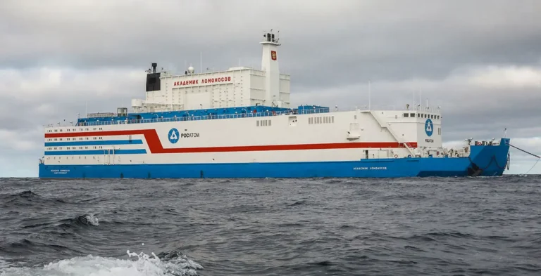 floating-nuclear-power-plant-akademik-lomonosov-en-route-to-its-permanent-base-at-pevek